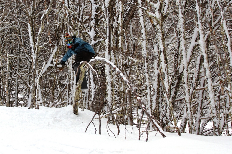 Grind sobre álbol enterrado. Snowpark natural sendero "Zanahoria", Cerro Mirador