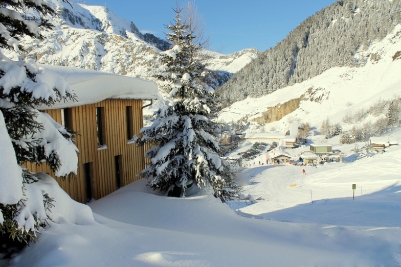 Actual snow next to Basecamp Andermatt at Nätschen