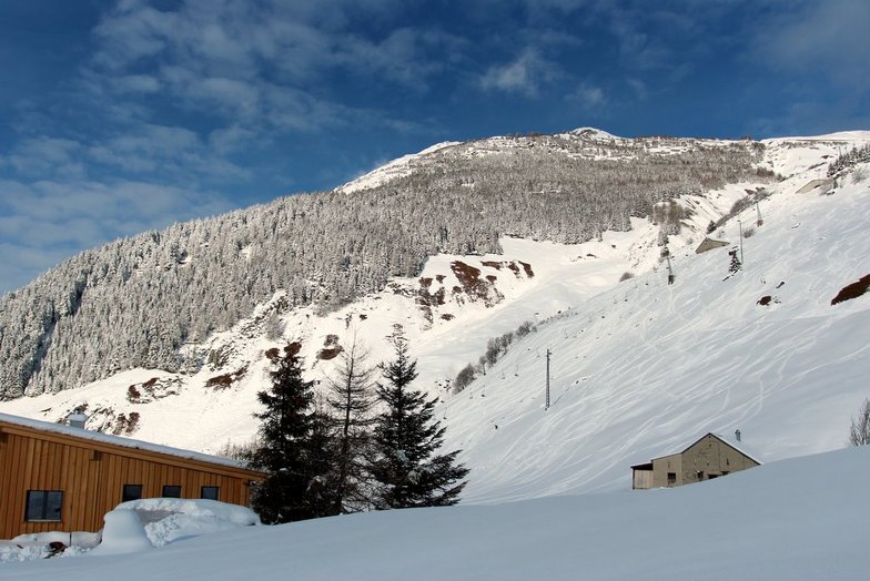 First tracks just behind the Basecamp Lodge in Andermatt