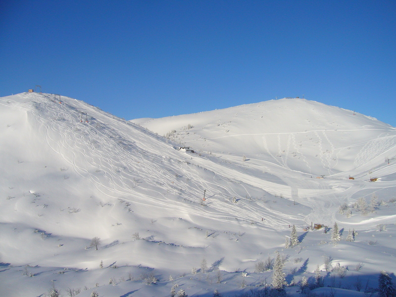 Amazing day riding deep powder with the sun shining on Feuerkogel, Ebensee am Traunsee