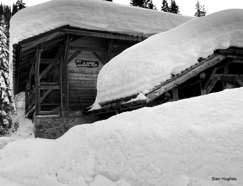 Snow covered chalets in Ardent 