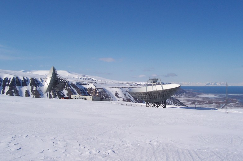 sattelite dish, spitsbergen 80 degrees north