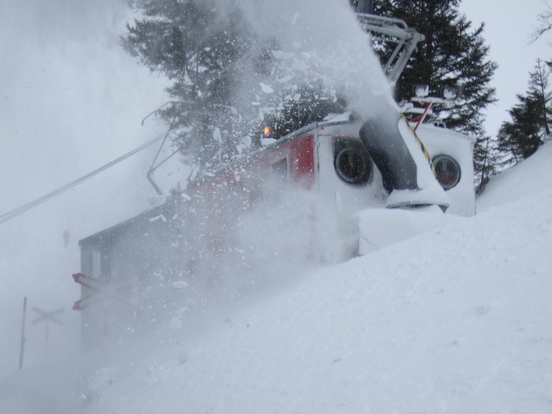 Snow clearing near Alpiglen, Wengen