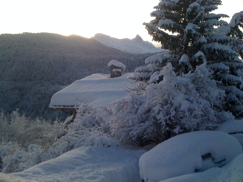 10 Dec'11 Les Allues 1st big dump of overnight snow, Méribel