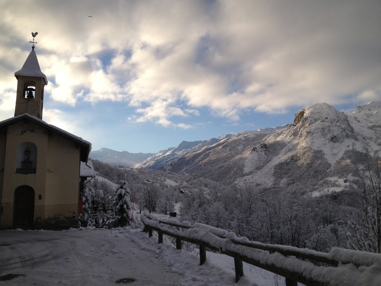 Beautiful sunny morning with new snow, St Martin de Belleville