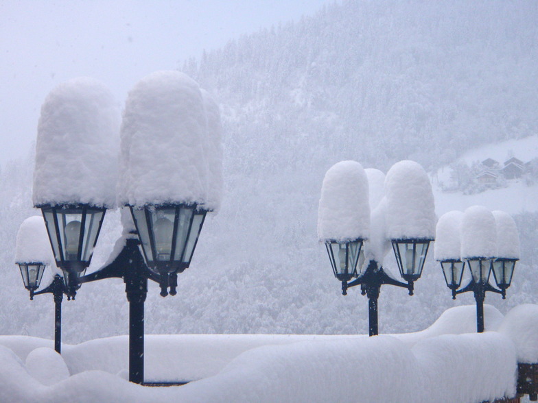 Snow topped lamps, Méribel