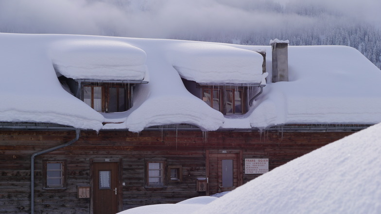Snow at the roof, Obersaxen - Mundaun - Val Lumnezia