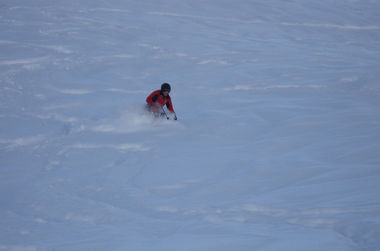 Tom skiing deep, Davos