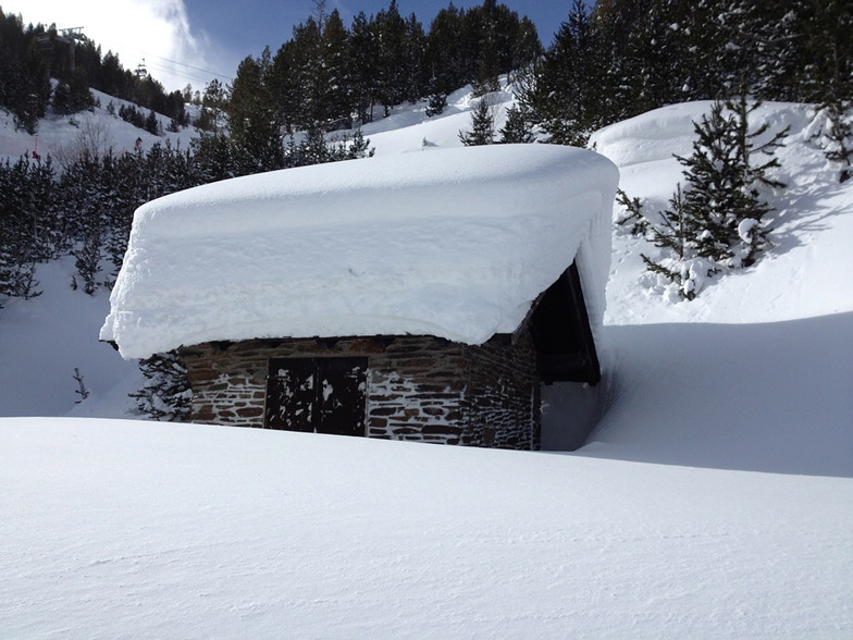 Snow covered hut, Pal