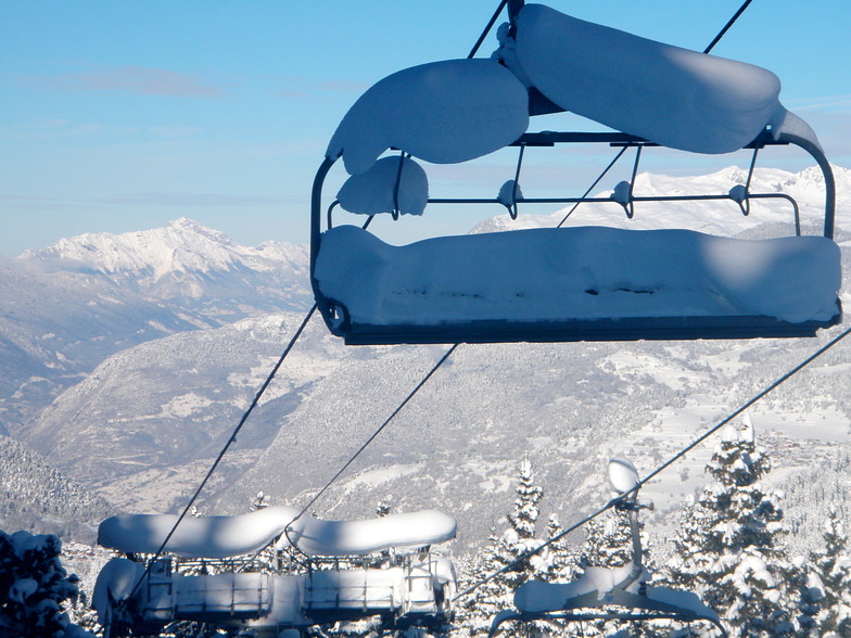 Snow laden chairlift, Méribel