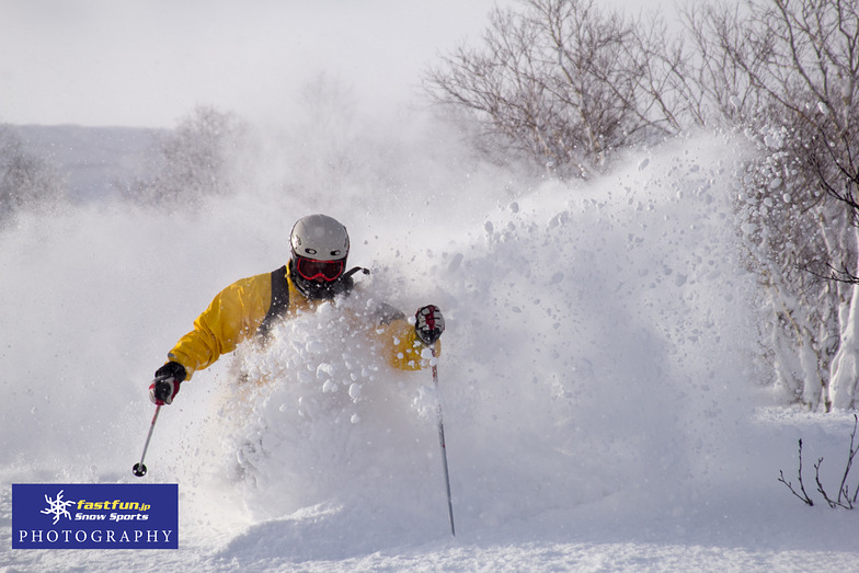 Getting deep with our local pro Atsushi, Niseko Hanazono Resort