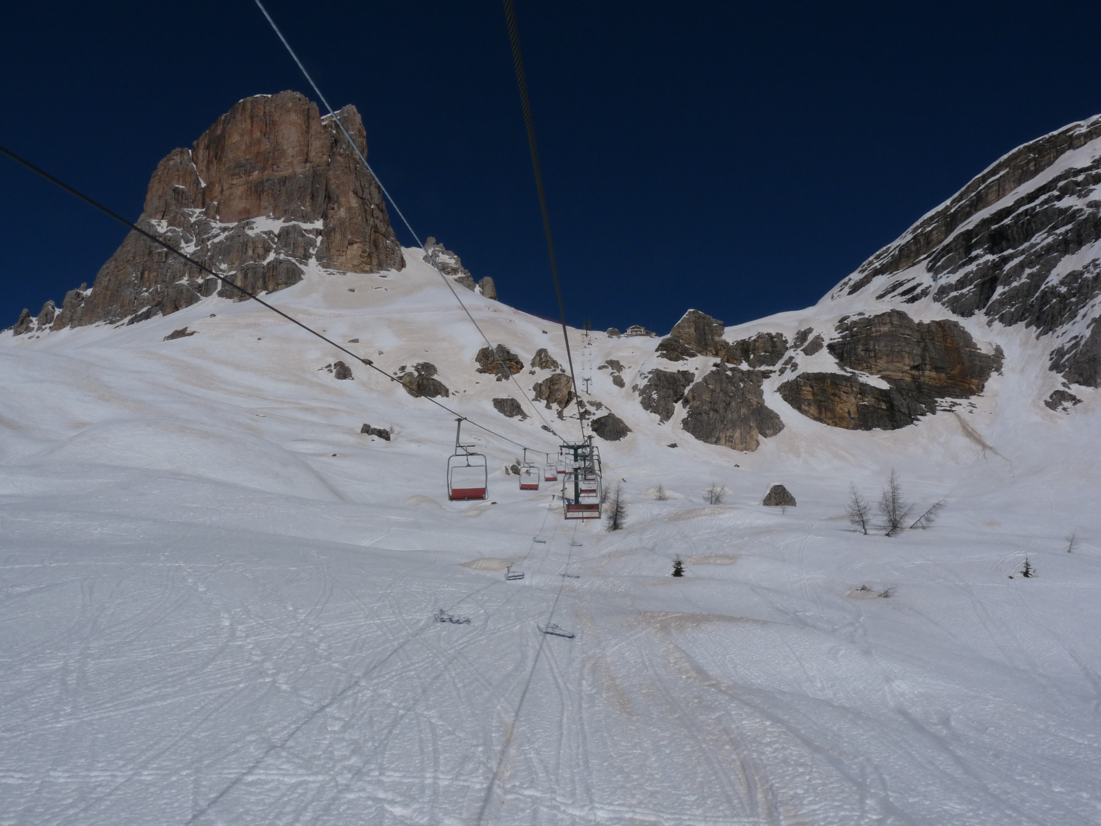 Empty slopes, empty chairs, Cortina
