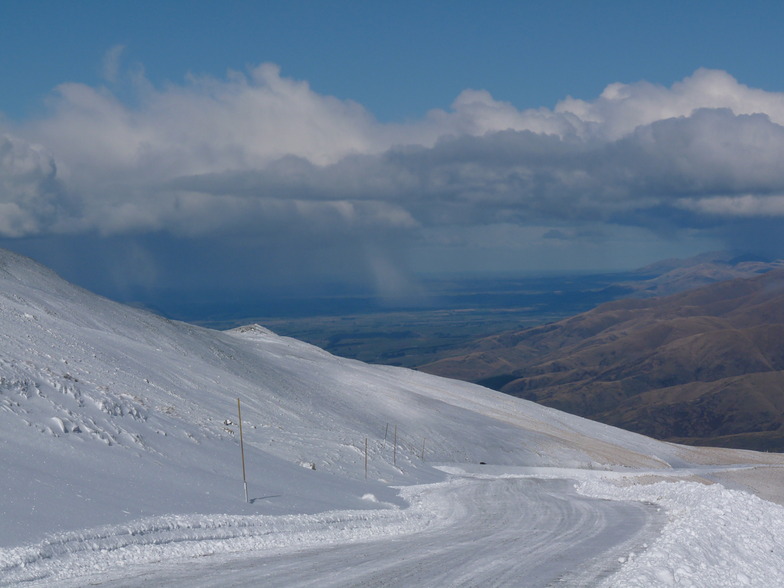 Snow showers cross the coastal plains, Mount Dobson