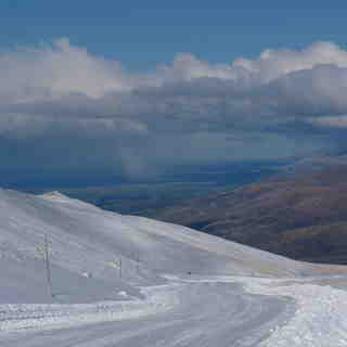 Snow showers cross the coastal plains, Mount Dobson