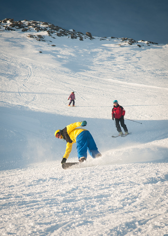 Sunny slopes and fresh snow, Glencoe Mountain Resort