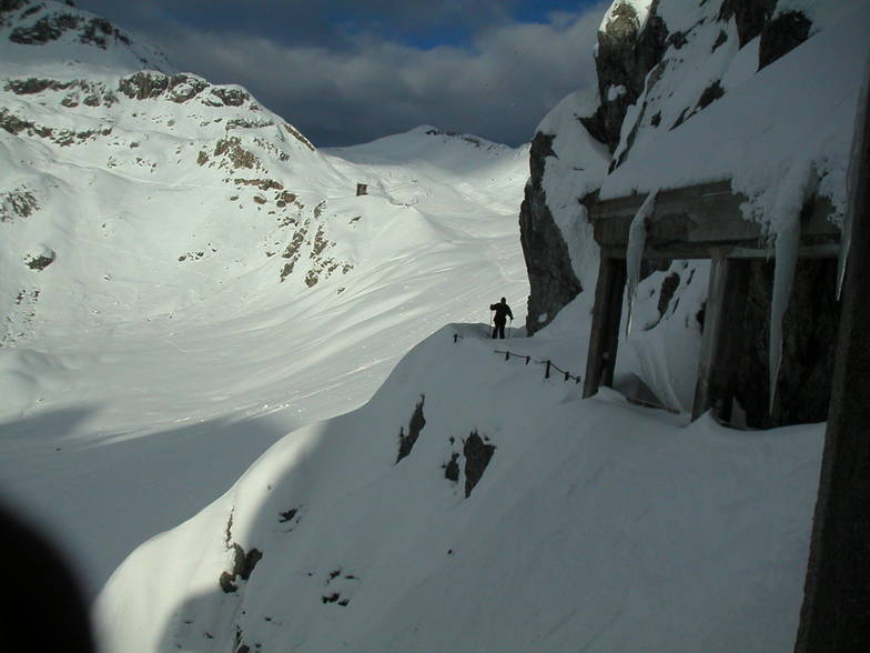 Les crossing the Streule pass above Davos