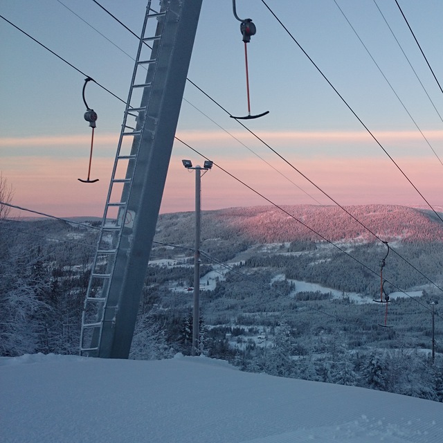 God skiing for the fam and for alpin racer, nice park and a new skicross arena, Hurdal