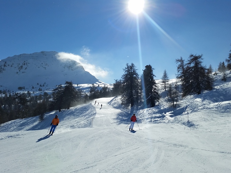 Beautiful sunny pistes at the Croix-de-Coeur area, La Tzoumaz