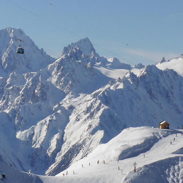 La Tzoumaz Snow: 8 minutes in a high-speed telecabin links La Tzoumaz to Verbier's 4-Valleys