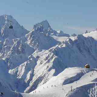 8 minutes in a high-speed telecabin links La Tzoumaz to Verbier's 4-Valleys
