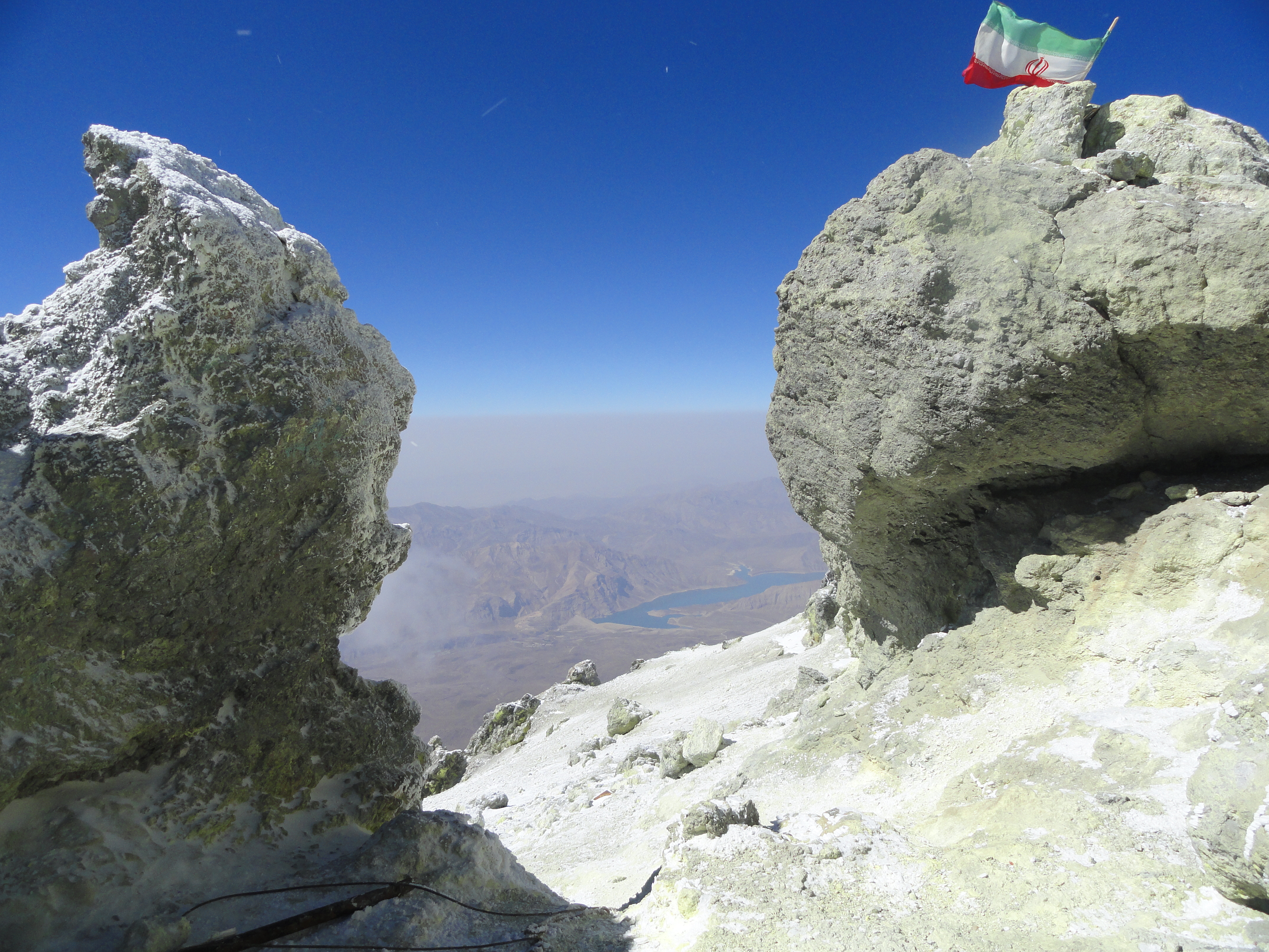 Note: Today marks the 1394 winter ascent of Mount Damavand will be January 18, 2016 Climbers ascend the west side by Araki Subsequently presented photos