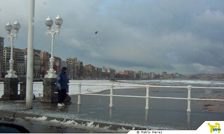 Snow in Playa de San Lorenzo, Gij, Valgrande-Pajares