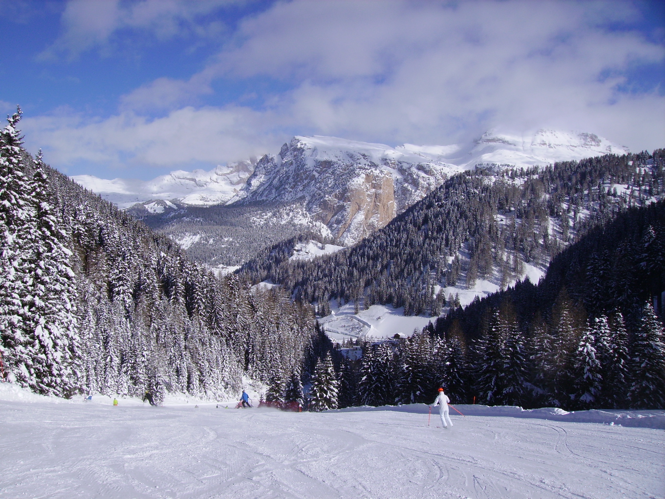 Skiing from Plan de Gralba, Val Gardena