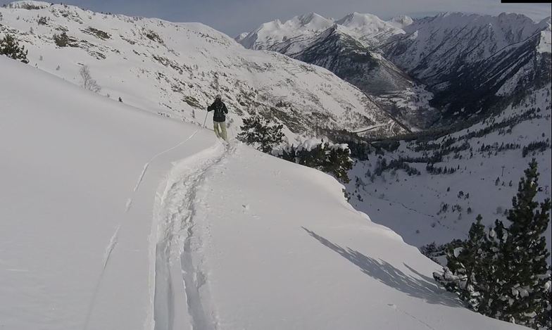 Skiing powder with the Pic de Certascan (2853m) watching, Tavascan - Pleta del Prat