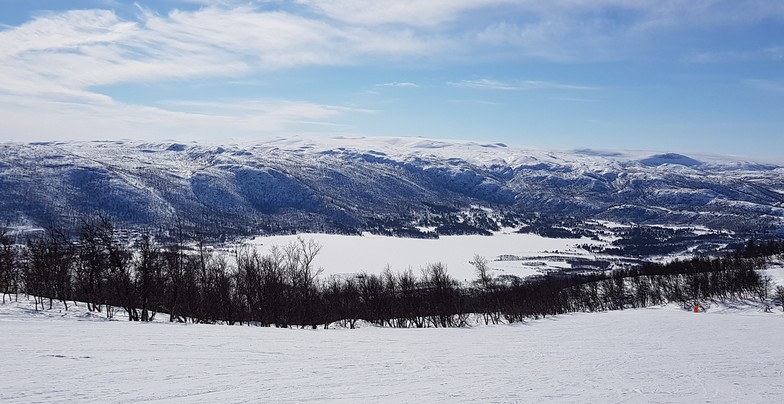 Skiing towards Ustedalsfjorden lake, Geilo