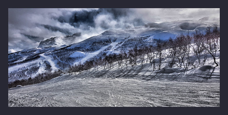 Midtloypa piste and view towards Totten, Hemsedal