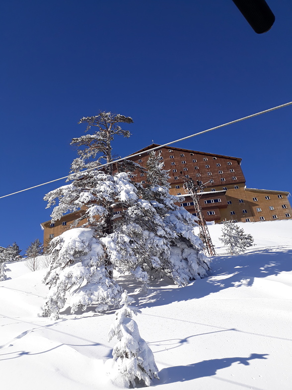 ÇAM ÇUKURUNDAN GRAND KARTAL HOTEL GÖRÜNÜMÜ, Kartalkaya