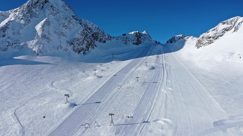 Great day for the 20 or so still-open ski areas in the Alps., Stubai Glacier