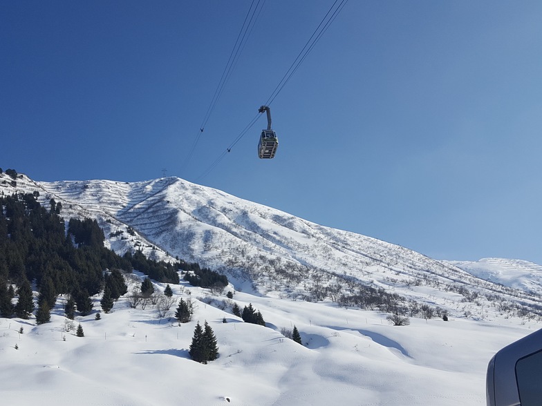 Bluebird powder day in andermatt