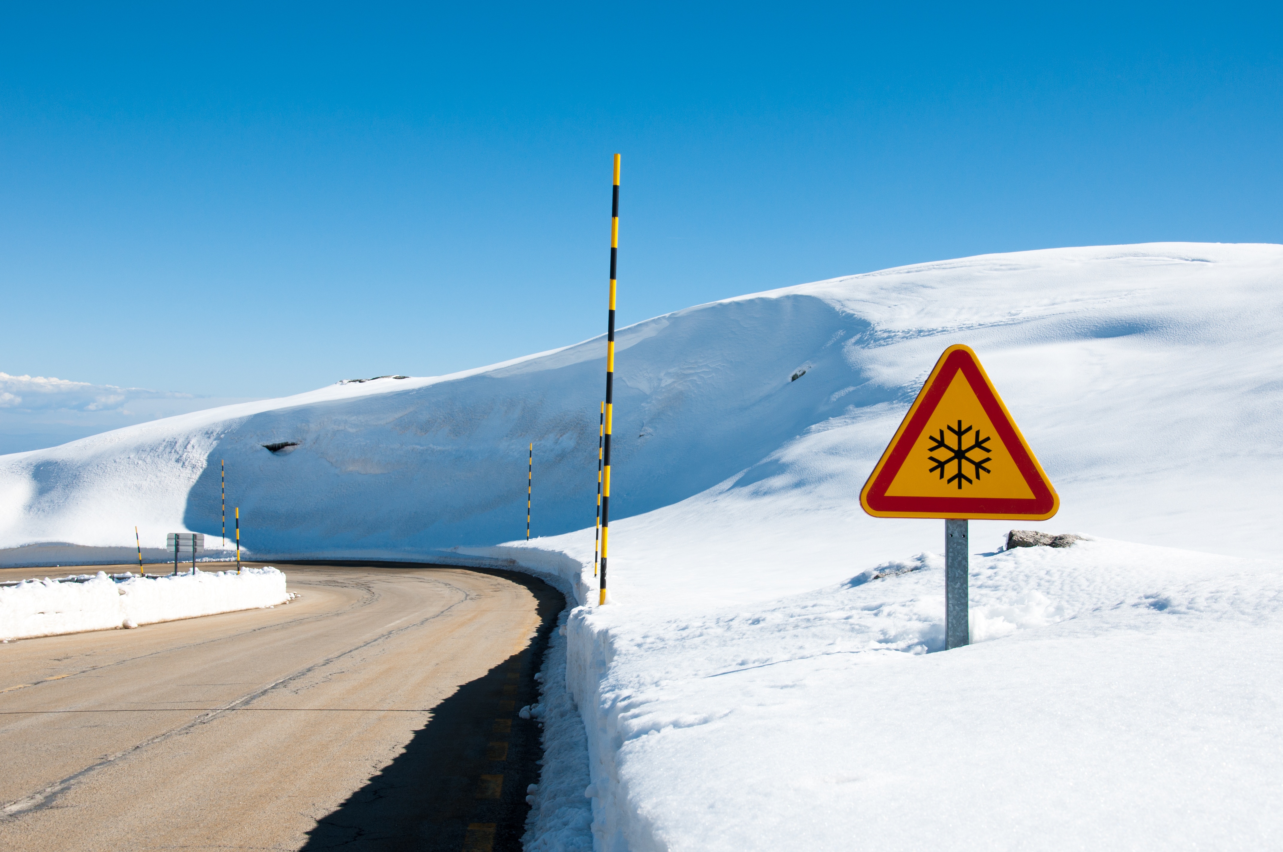 Дорожные знаки снег. Знак на снежной дороге. Снежная дорога в поле. Serra da Estrela флаг. Флаги предупреждения в горах.