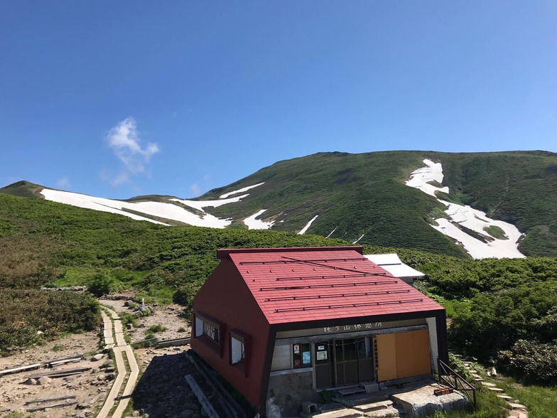 One drag lift is still open., Gassan Glacier