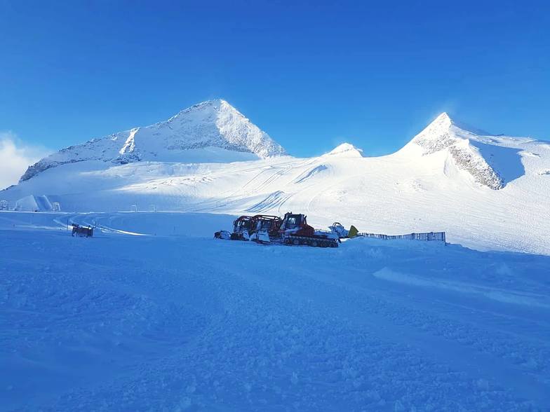 More than 65cm (2ft) of snow so far this week.., Hintertux