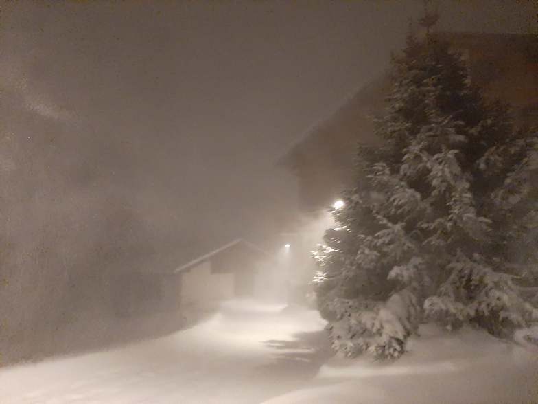 Mega-snowstorm = 70cm in 24hrs, Saas Fee