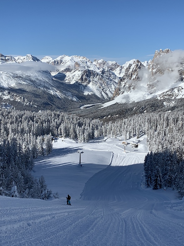 Col Gallina chair lift running.  Resort to open on the 30th., Cortina