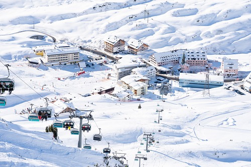 St. Anton Ski Resort by: tourist offical