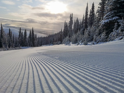 Sun Peaks Ski Resort by: tourist offical