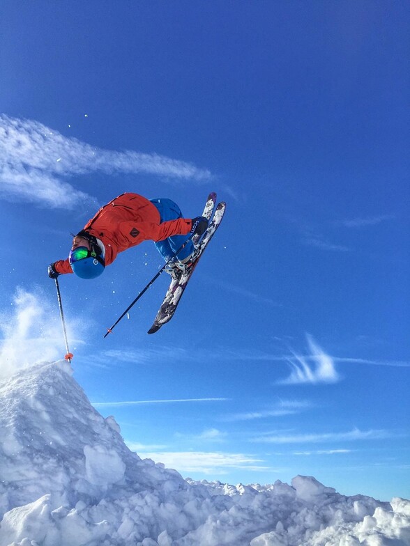 Bluebird Day Jump building, Sainte Foy
