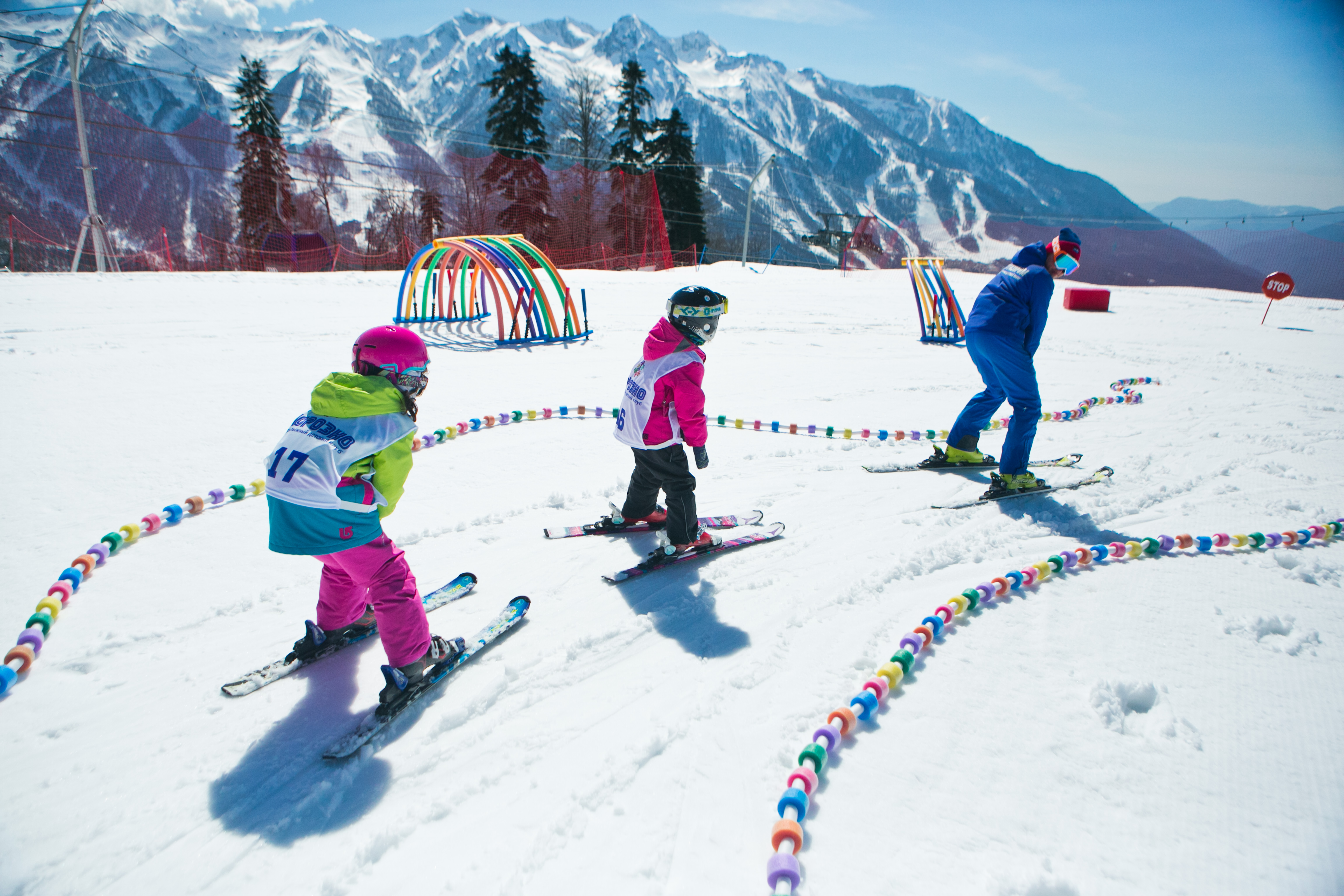 Детки катаются в горнолыжной школе Морозко на курорте Газпром Лаура, Лаура (Газпром)