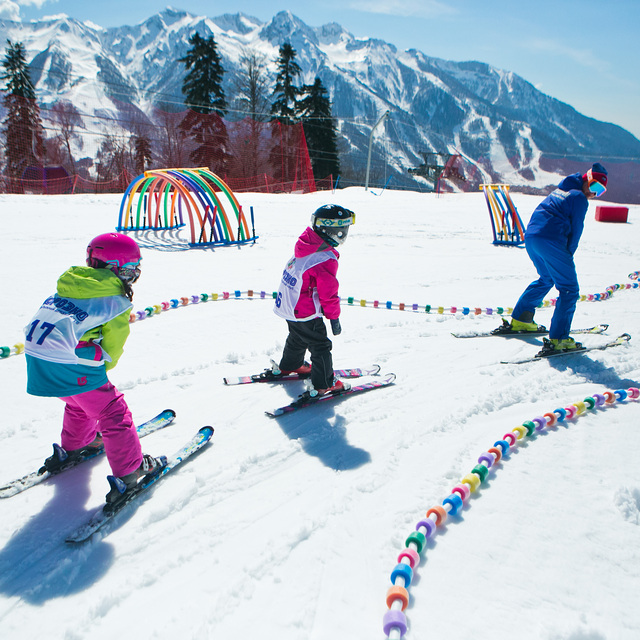 Детки катаются в горнолыжной школе Морозко на курорте Газпром Лаура, Лаура (Газпром)