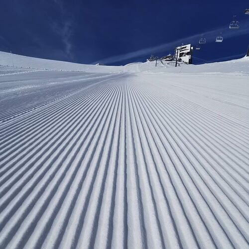 Gstaad Glacier 3000 Ski Resort by: tourist offical