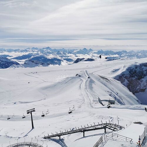 Gstaad Glacier 3000 Ski Resort by: tourist offical