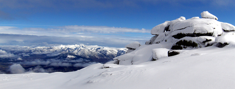 El Canchal Negro, al fondo Gredos, Sierra de Béjar - La Covatilla
