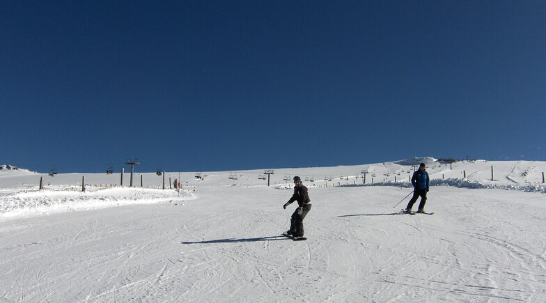 Esquiador y snowboarder en pista "El Regato del Oso" (original), Sierra de Béjar - La Covatilla
