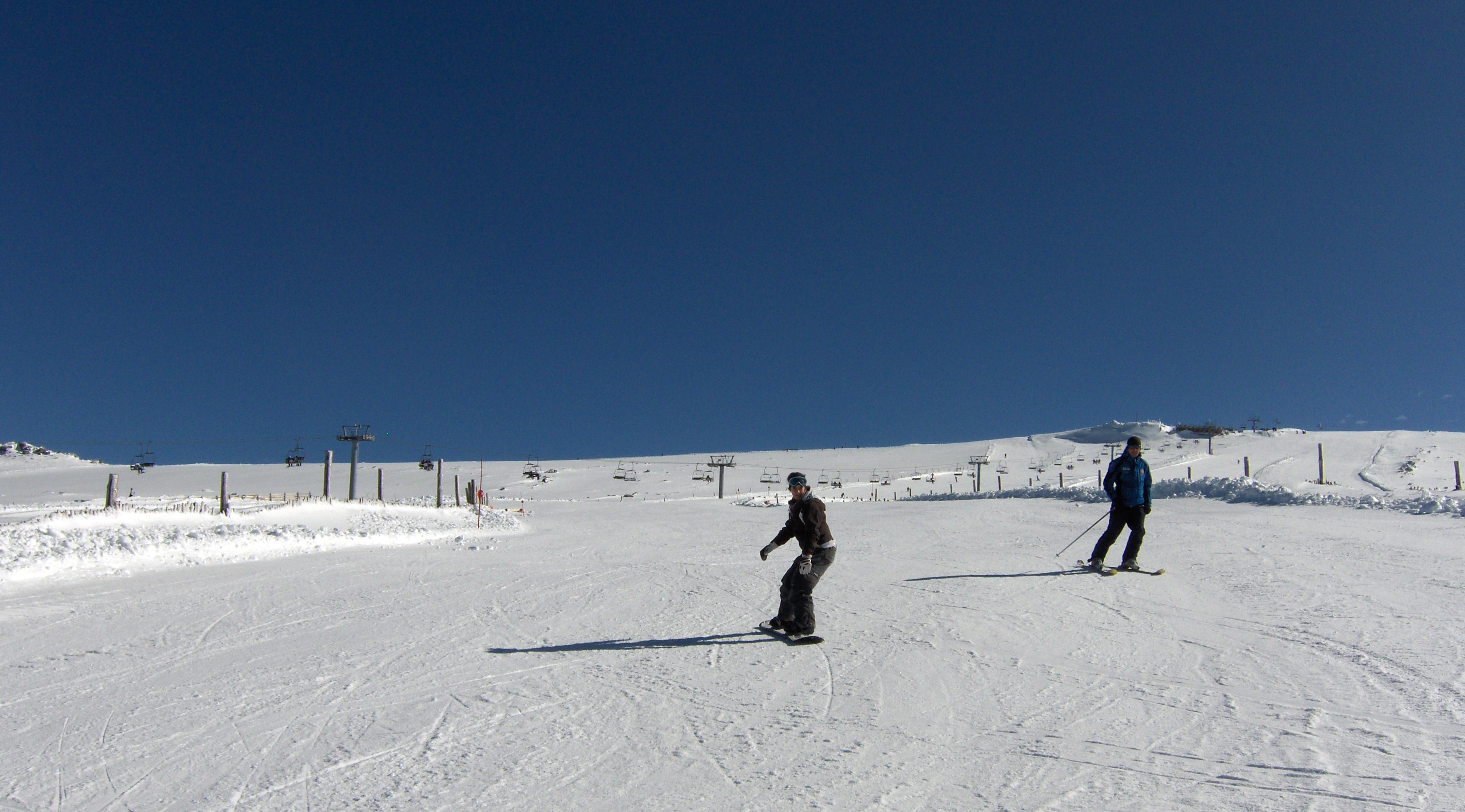 Esquiador y snowboarder en pista "El Regato del Oso" (original), Sierra de Béjar - La Covatilla