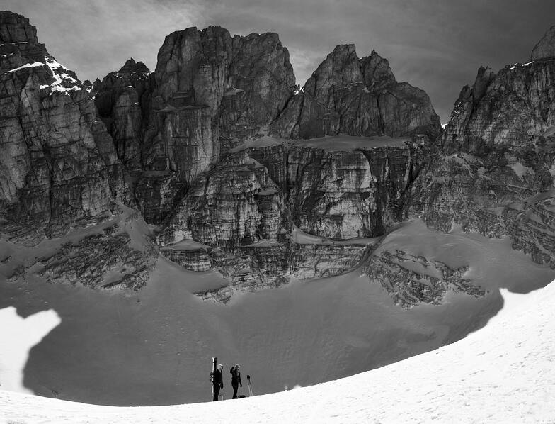 Climbing up the Calderone of Gran Sasso by skis