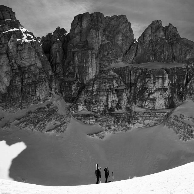 Climbing up the Calderone of Gran Sasso by skis